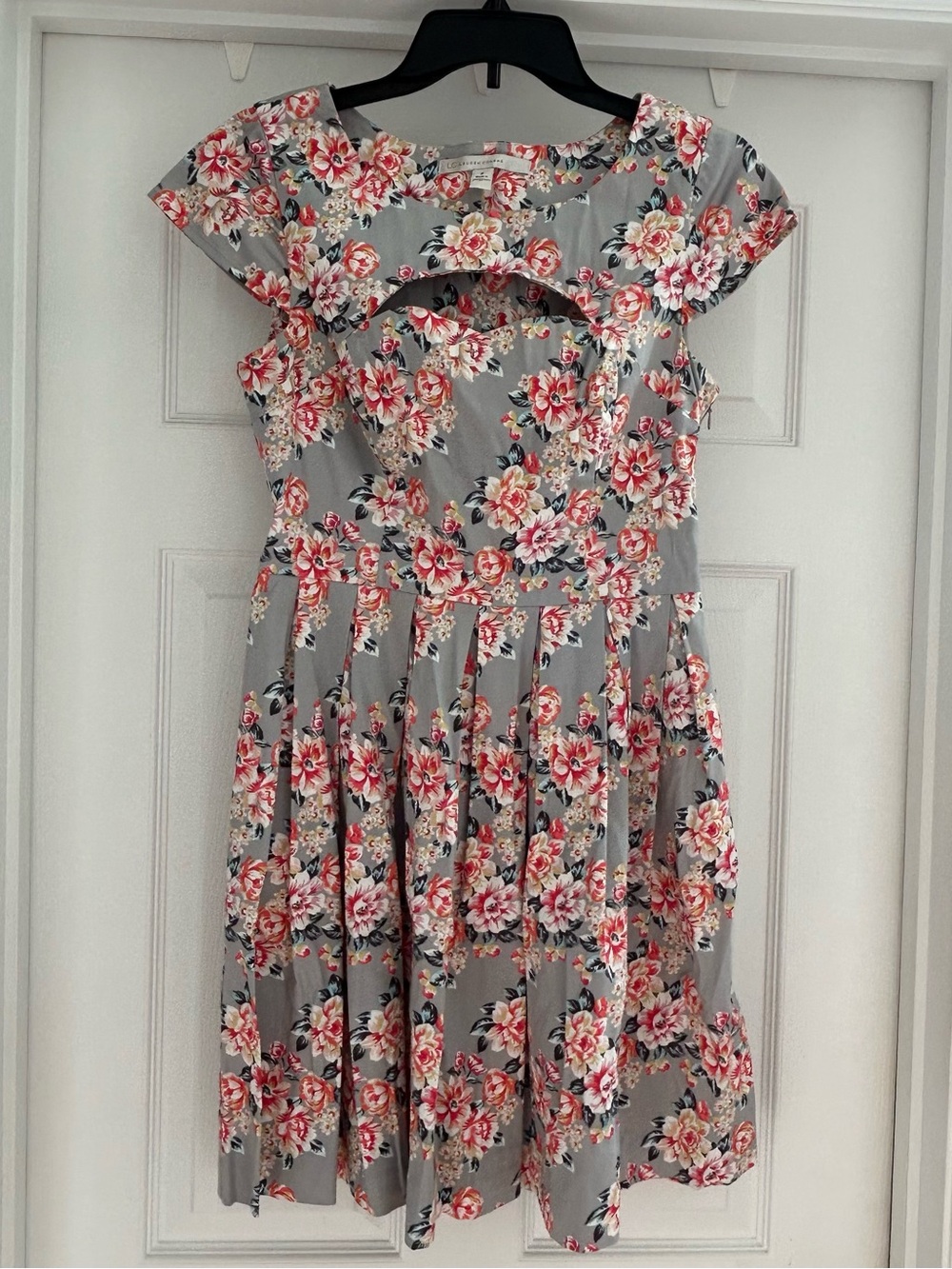 LC Lauren Conrad Summer Grey Cutout Pleated Floral Cap Sleeve Dress Size 6 - Picture 2 of 8